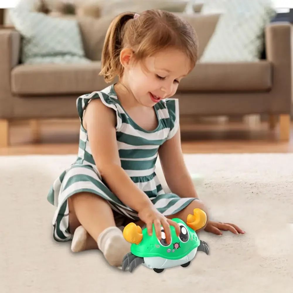 Diversão das crianças laço duplo correndo dos desenhos animados caranguejo polvo